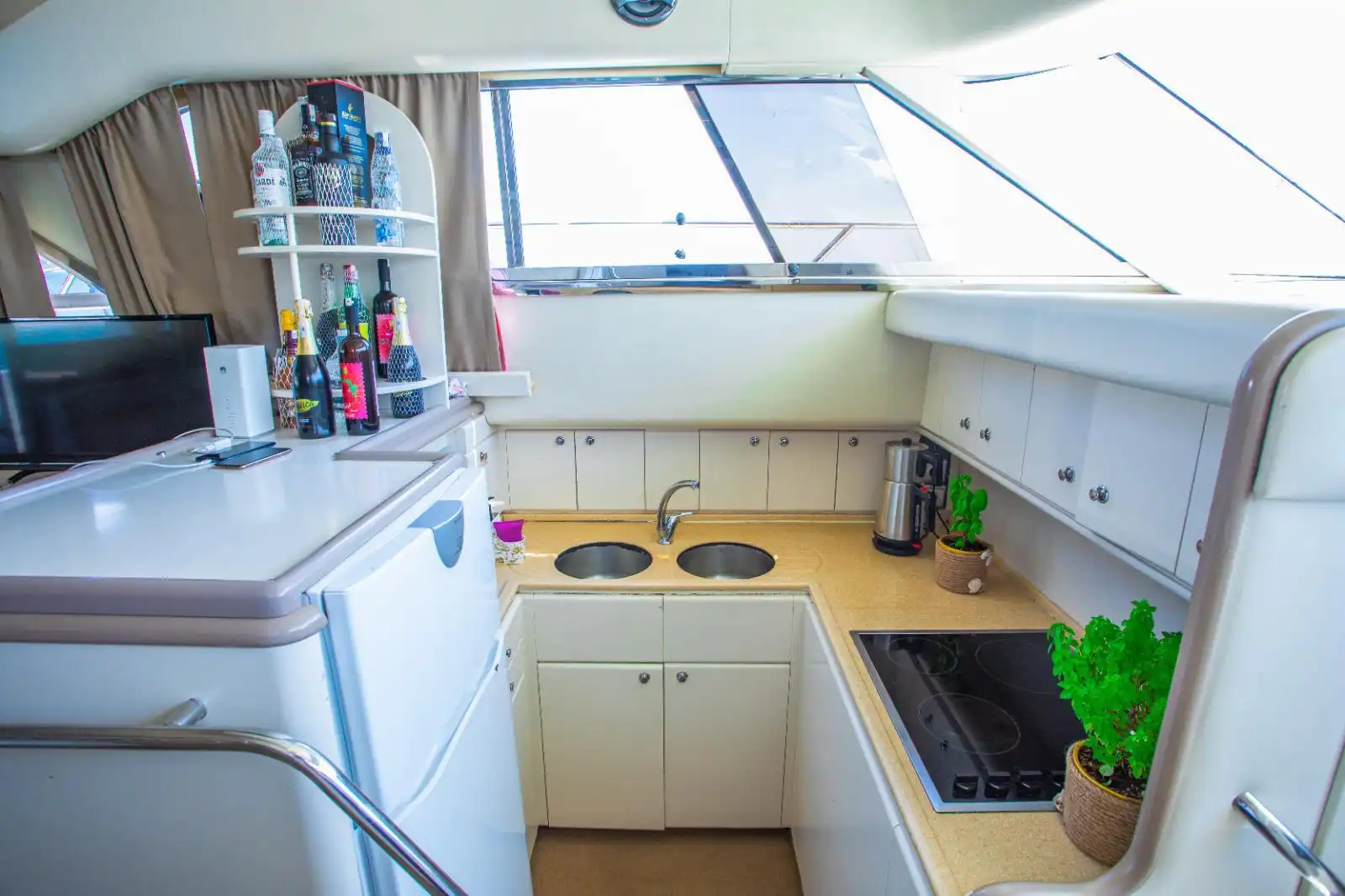 YACHT VOYAGER